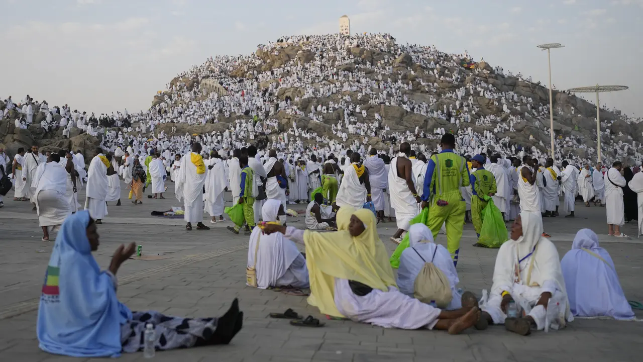 Khusyuk Wukuf Jemaah Haji di Padang Arafah