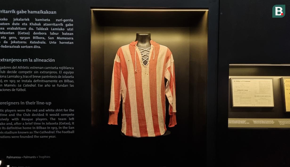 <p>Penampakan jersey merah putih yang kali pertama dipakai Athletic Bilbao pada 1900, mirip dengan jersey klub Southampton Inggris, karena memang ada sejarahnya. (Bola.com/Yus Mei Sawitri)</p>