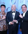 Di malam puncak penganugerahan SCTV Awards tadi malam, telah memberikan penghargaan terhadap insan industri hiburan tanah air. Nama Indro Warkop pun mendapat penghargaan khususus atas karyanya selama ini. (Adrian Putra/Bintang.com)