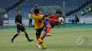 Penyerang Korea Selatan U-23, Kim Hyun (kanan) berebut bola dengan Mohd Asnawi Syazni (Brunei Darussalam) saat laga kualifikasi grup H Piala Asia 2016 di Stadion GBK, Jakarta, (27/3/2015). Korsel unggul 5-0 atas Brunei. (Liputan6.com/Helmi Fithriansyah)