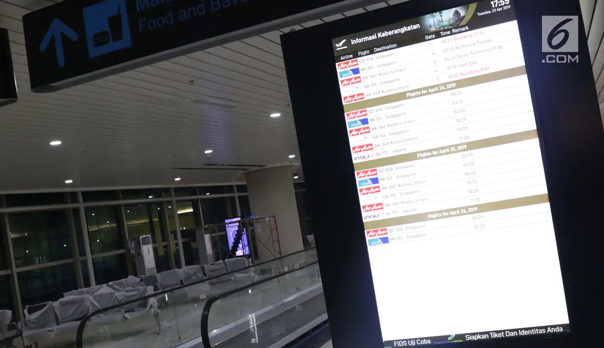 Monitor informasi jadwal keberangkatan terpasang di Bandara Internasional Yogyakarta, Kulon Progo, DI Yogyakarta, Selasa (23/4). Beragam simulasi dilakukan untuk memastikan kelayakan dan keamanan Bandara Internasional Yogyakarta yang rencananya beroperasi, 29 April. (Liputan6.com/Helmi Fithriansyah)