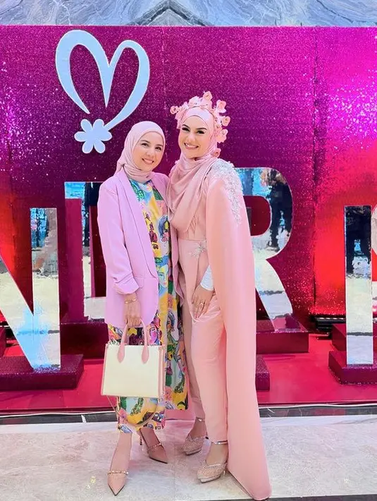 Tya Ariestya memilih mengenakan blazer pink oversize dipadukan dress colourful. [@tya_ariestya]