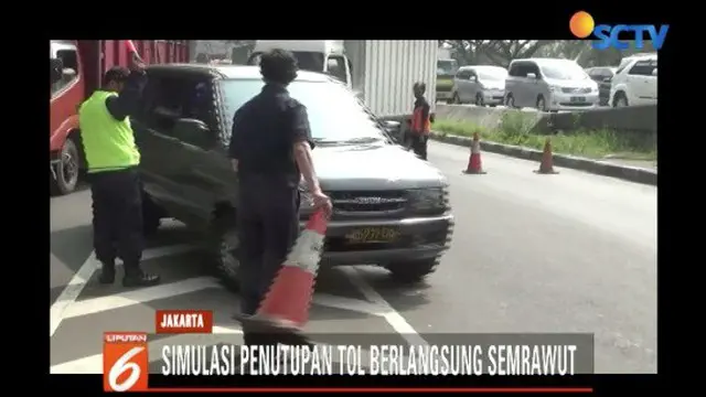 Petugas pengelola tol sempat kewalahan menghalau kendaraan yang sudah mengantri di jalur gerbang tol.