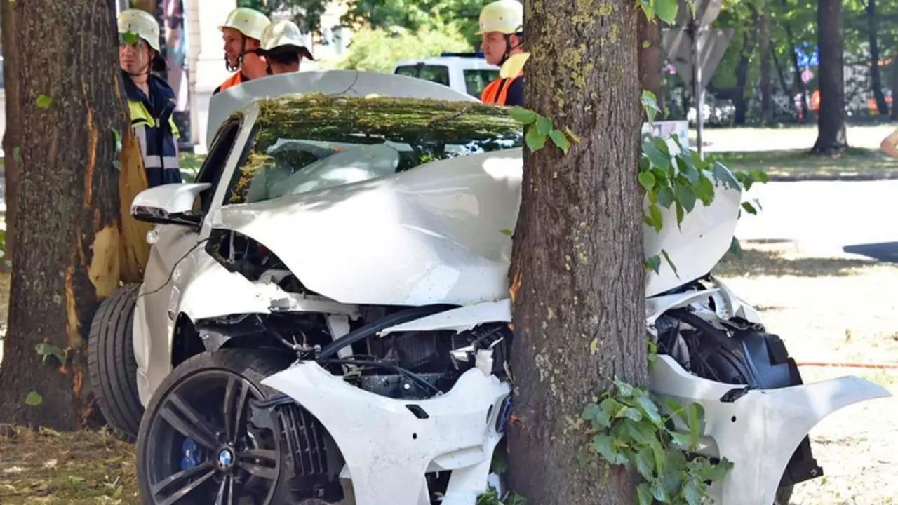 Kebut-Kebutan, Pemuda Ini Hancurkan BMW M4 Yang Baru di Beli