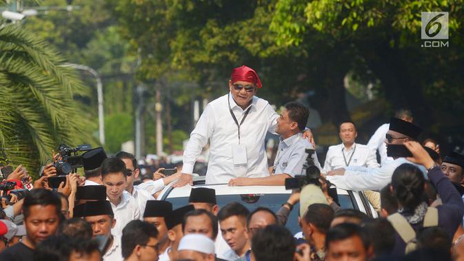 Ketua umum Partai Gerindra Prabowo Subianto mengenakan bandana merah menyapa para pendukungnya usai mendaftarkan bakal calon pasangan Presiden dan wakil presiden di Komisi Pemilihan Umum (KPU), Jakarta, Jumat (10/8).(Merdeka.com/Imam Buhori)