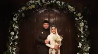 Potret memegang buku nikah hingga cincin pernikahan. Dalam potret tersebut, pernikahan keduanya terlihat sederhana. [Instagram/mahardhika_soekarno]