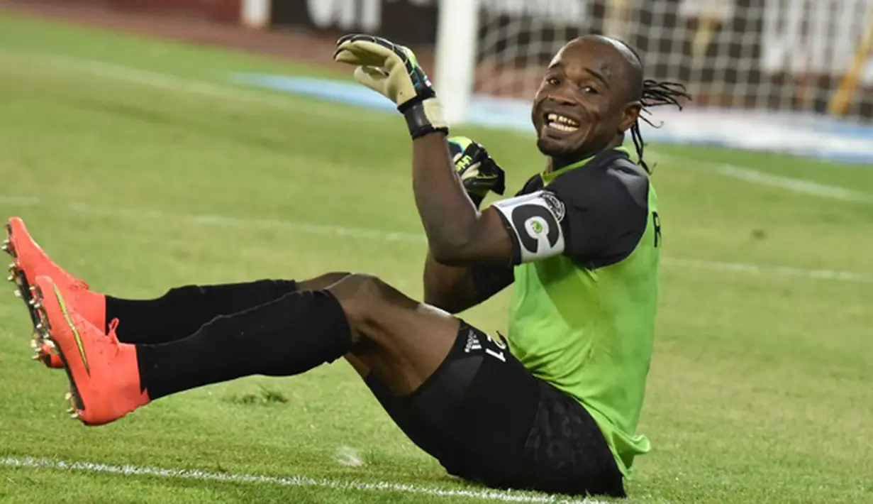Kiper Kongo, Robert Kidiaba dikenal kerena rambut kuncir kudanya. Tapi, yang paling membuatnya mampu menyita perhatian publik adalah tarian melompat-lompat sambil duduk saat merayakan gol Timnas Kongo di Piala Afrika. (AFP PHOTO/ISSOUF SANOGO)