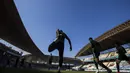 Para pemain Timnas Indonesia melakukan pemanasan saat latihan di Stadion Wibawa Mukti, Jawa Barat, Senin (10/9/2018). Latihan ini persiapan jelang laga uji coba melawan Mauritius. (Bola.com/Vitalis Trisna)