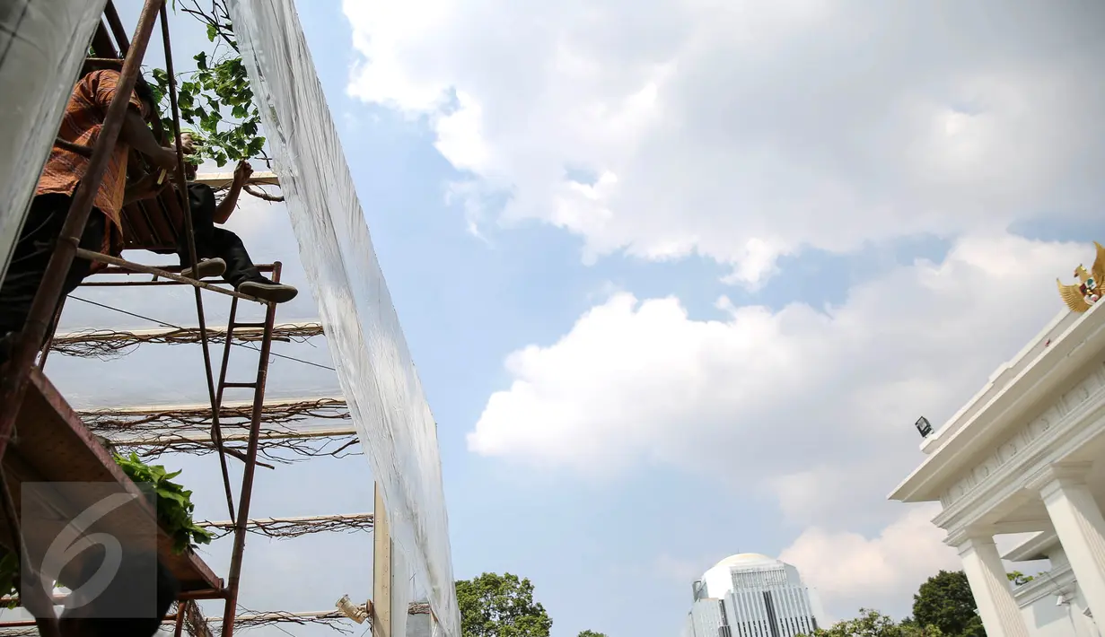 Sejumlah pekerja menyelesaikan pemasangan tenda di lingkungan komplek Istana Kepresidenan, Jakarta, Senin (10/8/2015). Istana Kepresidenan mulai dipercantik untuk menyambut perayaan HUT Kemerdekaan RI ke-70. (Liputan6.com/Faizal Fanani)