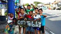 Sebagian besar bocah dan remaja di Indonesia, sedang getol dengan fenomena "om telolet om", termasuk di Yogyakarta. (Liputan6.com/Yanuar H)