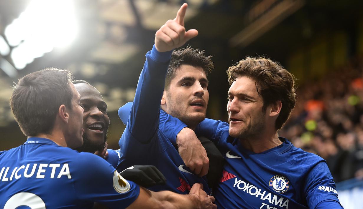 Striker Chelsea, Alvaro Morata, merayakan gol yang dicetaknya ke gawang Tottenham pada laga Premier League di Stadion Stamford Bridge, London, Minggu (1/4/2018). Chelsea kalah 1-3 dari Tottenham. (AFP/Glyn Kirk)