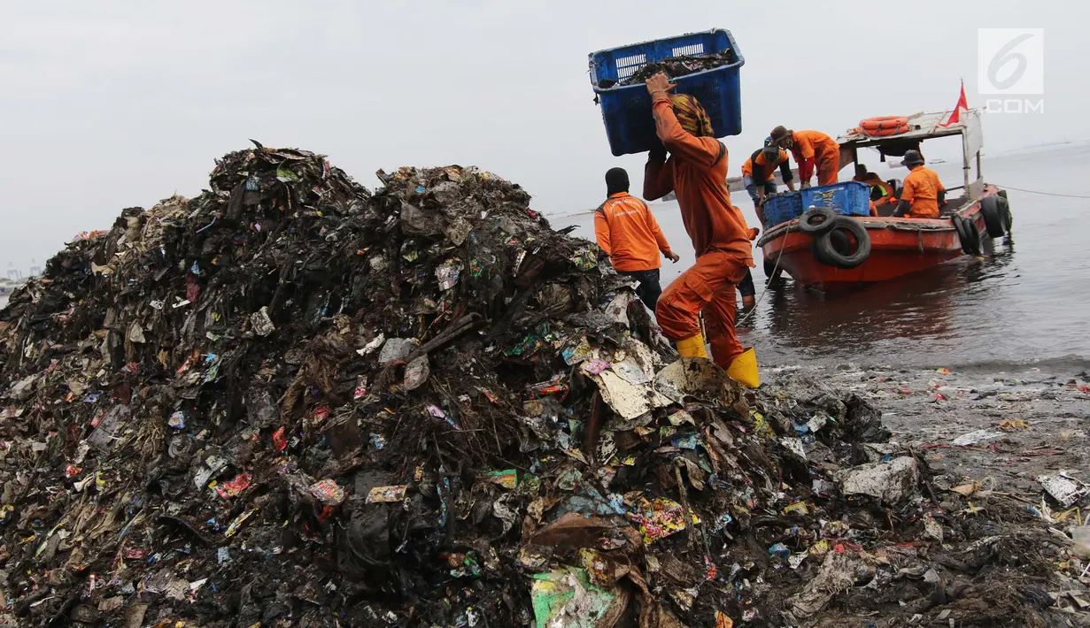 Petugas mengangkut sampah di Pesisir Teluk Jakarta, Cilincing, Jakarta Utara, Minggu (15/4). Kegiatan Gerebek Sampah ini dilakukan dalam rangka memperingati Hari Peduli Sampah Nasional (HPSN) 2018. (Liputan6.com/Arya Manggala)