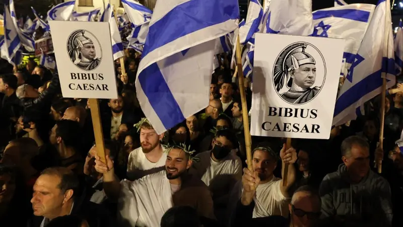 Ratusan ribu orang di Israel turun ke jalan untuk memprotes pemerintahan PM Benjamin Netanyahu pada Sabtu (21/1/2023).