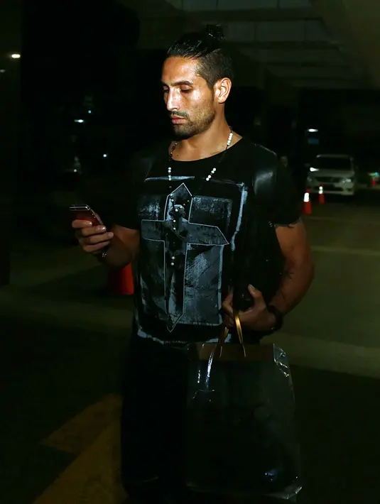 Begitu juga hari ini, Jumat, 21 April, ia memanfaatkan waktunya selagi masih di Indonesia. Ia kembali mendatangi Jupe dirawat di RSCM. Hal itu dikatakan oleh Rico Ceper yang habis ketemu saat jenguk Jupe. (Nurwahyunan/Bintang.com)