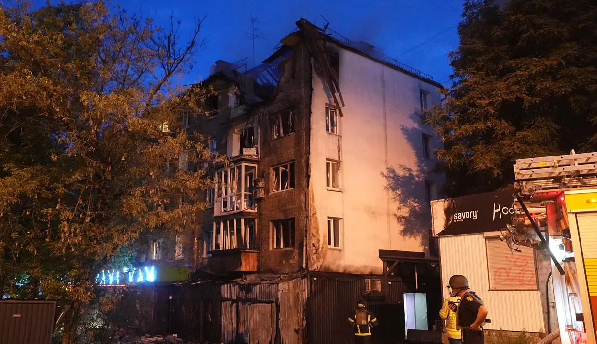 Kepala administrasi militer Kyiv, Tymur Tkachenko, dalam pernyataannya menyebut jumlah korban luka bertambah menjadi 11 orang. (AP Photo/Efrem Lukatsky)