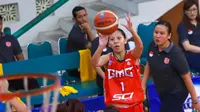 Pemain GMC Cirebon, Adelaide Callista, sukses mengantarkan timnya menang di laga pertama play-off Srikandi Cup 2019 di GOR Ki Bagoes Hadikoesoemo, Universitas Islam Indonesia (UII) Yogyakarta, Senin (22/4/2019). GMC Cirebon menang 81-56 atas Tenaga Baru Pontianak. (Bola.com/Vincentius Atmaja)