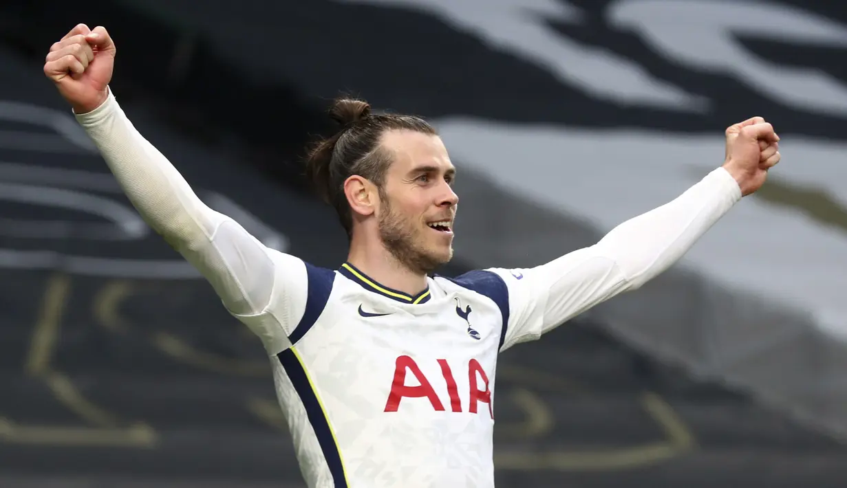 Pemain Tottenham Hotspur Gareth Bale melakukan selebrasi usai mencetak gol ke gawang Southampton pada pertandingan Liga Inggris di Stadion Tottenham Hotspur, London, Inggris, Rabu (21/4/2021). Tottenham Hotspur menang 2-1. (Clive Rose/Pool via AP)