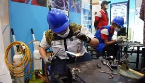 Riset: Adopsi AI dan Otomatisasi di Frontline Bisa Dongkrak Laba hingga Ratusan Miliar