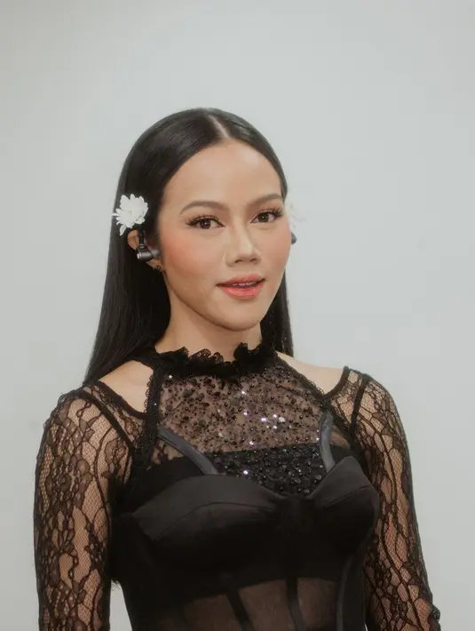 Yura Yunita bahkan turut berharap jika nantina bisa semakin banyak acara-acara yang juga memberi ruang kepada orang-orang berkebutuhan khusus. Yura juga mengaku begitu menikmati waktu saat bernyanyi bersama juru bahasa isyarat. (Liputan6.com/IG/@yurayunita)