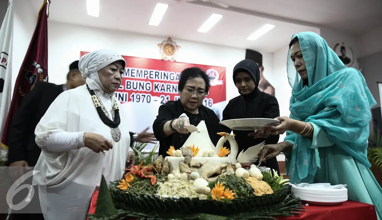 Rachmawati Soekarnoputri memotong tumpeng dalam memperingati Haul Bung Karno ke-46 di Jakarta, Senin (20/6). Dengan Haul tersebut diharapkan Bangsa Indonesia bisa menggali warisan pemikirannya. (Liputan6.com/Faizal Fanani)