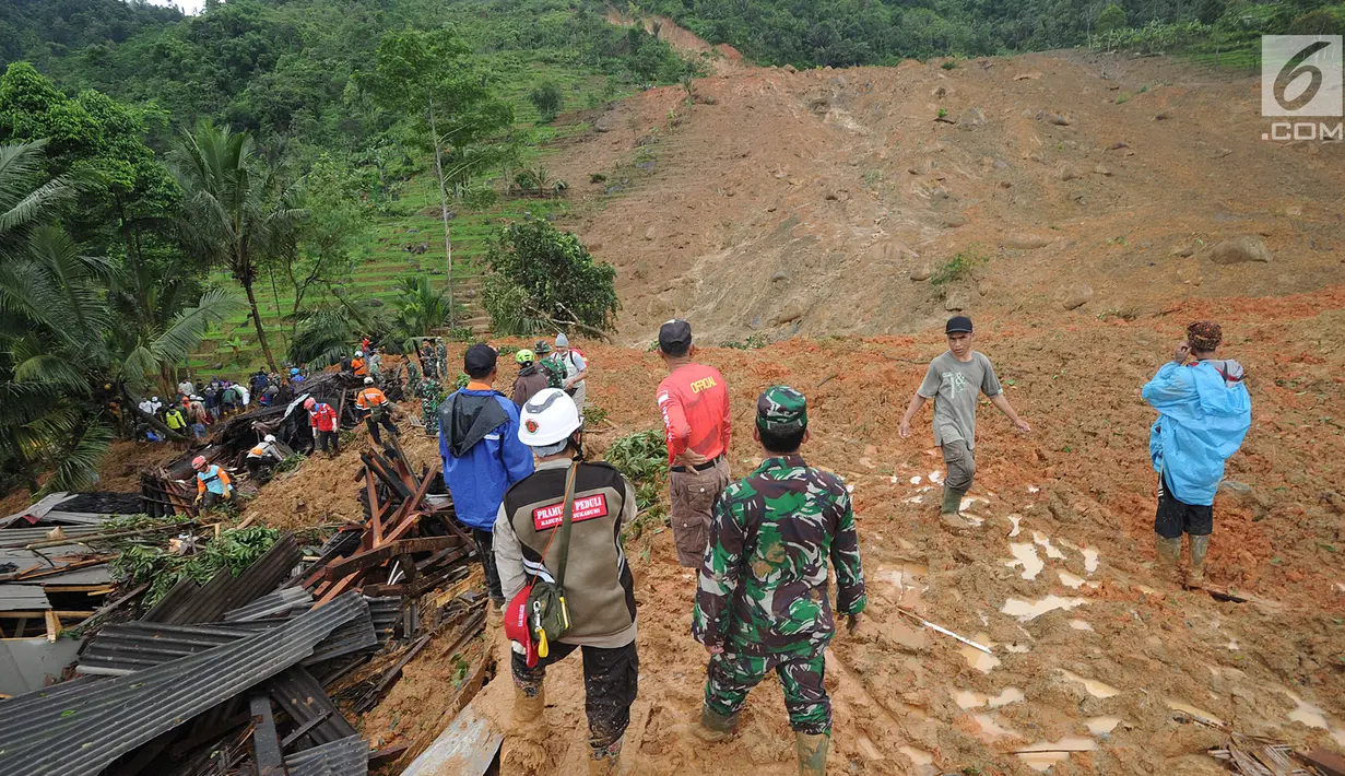 Tim SAR dibantu warga sekitar berusaha mencari orang yang tertimbun longsor di Dusun Cimapag, Desa Sirnaresmi, Kecamatan Cisolok, Sukabumi, Selasa (1/1). Hingga Selasa dini hari, 2 orang ditemukan meninggal dan 3 luka-luka. (merdeka.com/Arie Basuki)