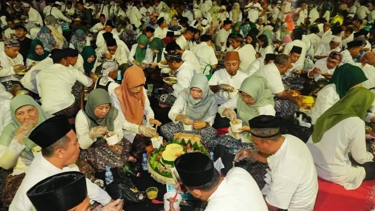 Warga Kudus ikut kenduri massal