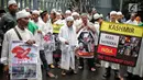 Massa yang tergabung dalam Aksi Solidaritas Islam Indonesia untuk Kashmir membentangkan spanduk di depan Kedubes India, Rabu (6/2). Aksi itu meminta pemerintah India segera menghentikan genosida yang dilakukan oleh  militer. (Liputan6.com/Faizal Fanani)