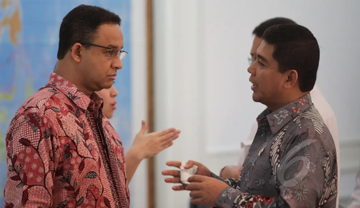 Mendikbud Anies Baswedan (kiri) berbincang dengan Menteri PAN-RB Yuddy Chrisnandi seusai Sidang Kabinet Paripurna di Kantor Presiden, Jakarta, Rabu (4/3/2015). Sidang membahas sejumlah permasalahan nasional. (Liputan6.com/Faizal Fanani)