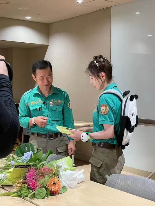 Pada tanggal 25 Juli, BoA mengunggah beberapa foto di Instagram-nya. Pelantun "Onliy One" ini memakai seragam penjaga kebun binatang di Everland, Yongin. (Foto: Instagram/ boakwon)