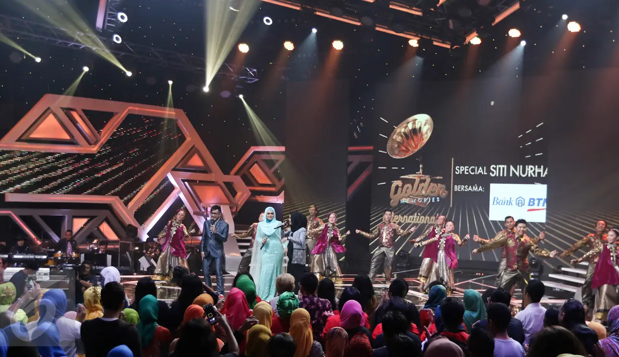 Suasana acara Golden Memories International di Jakarta, Kamis (12/1). Dalam acara ini Siti Nurhaliza berduet dengan Hetty Koes Endang. (Liputan6.com/Yoppy Renato)