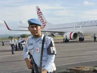 Sejumlah personel TNI AU berjaga di samping pesawat Virgin Australia menyusul adanya informasi pembajakan, setibanya di Bandara Ngurah Rai, Denpasar, Jumat (25/4/14). (ANTARA FOTO/Nyoman Budhiana)