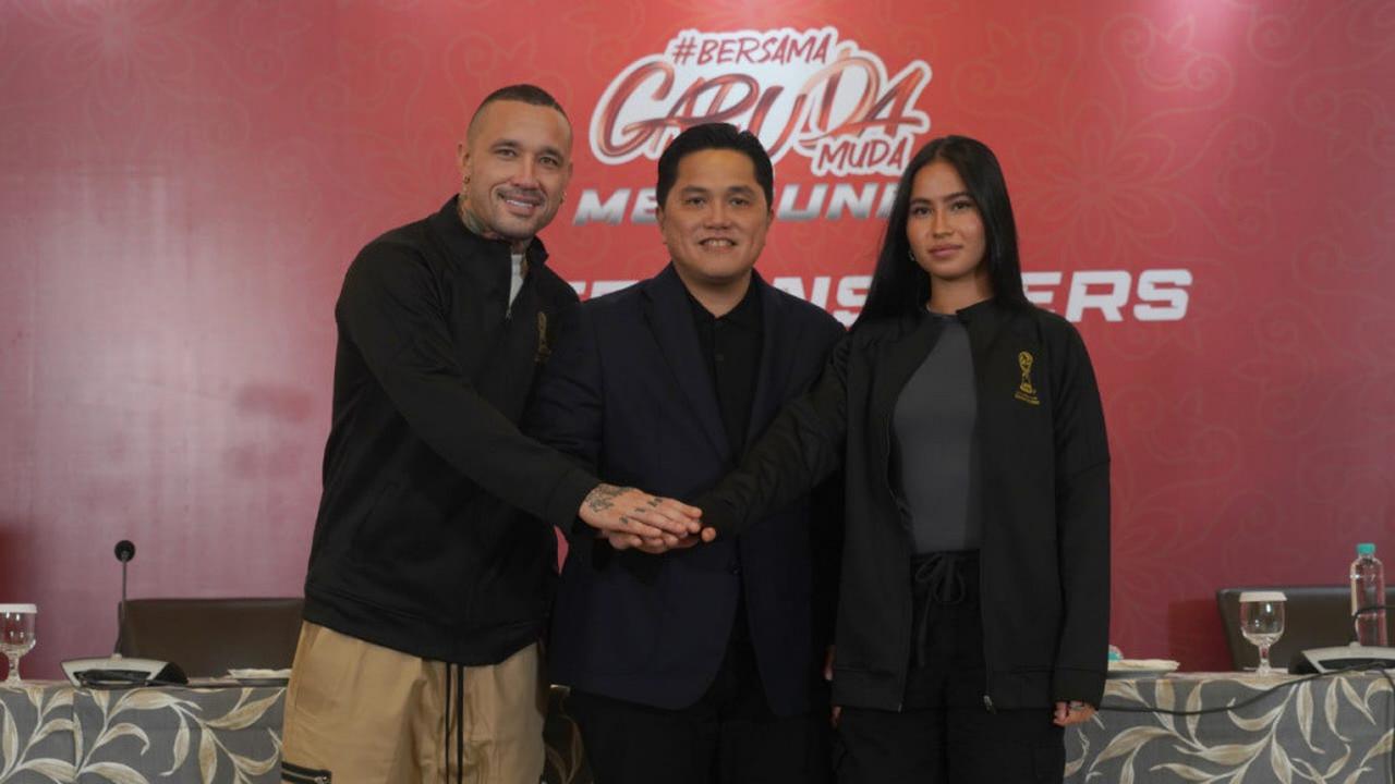Radja Nainggolan dan Sabreena Dressler ditunjuk sebagai Duta Promosi pada gelaran Piala Dunia U-17. (Foto: pssi.org)