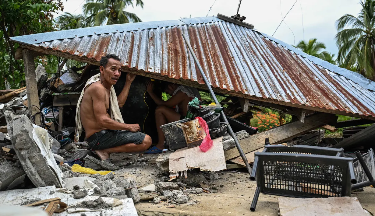 Hingga kini, warga masih memilih bertahan di tenda-tenda darurat yang didirikan di lapangan terbuka. (Jam STA ROSA/AFP)
