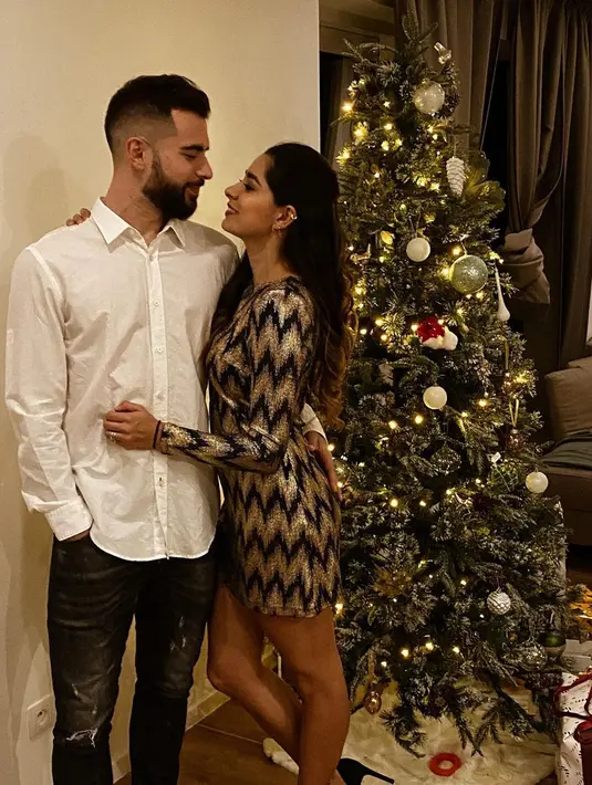 Momen manis sering dijalani Jordi Amat dan Melissa Cardona. Seperti momen saat bek yang identik dengan nomor 5 ini merayakan Hari Raya Natal bersama sang istri. Momen kebersamaan Jordi bersama Melissa ini sangat romantis. Saling pandang dan saling lempar senyum menjadi bumbu manis hubungan keduanya. (Liputan6.com/IG/@jordiamat5)