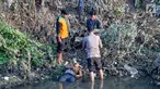 Polisi dan warga mengamankan terduga pelaku pelecehan seksual yang menceburkan diri di Kali Ciliwung, Manggarai, Jakarta, Minggu (7/6/2019). Pelaku dikejar massa usai melakukan pelecehan dengan modus mencegat korban perempuan mendapat hadiah dari sayembara televisi. (Liputan6.com/Fery Pradolo)