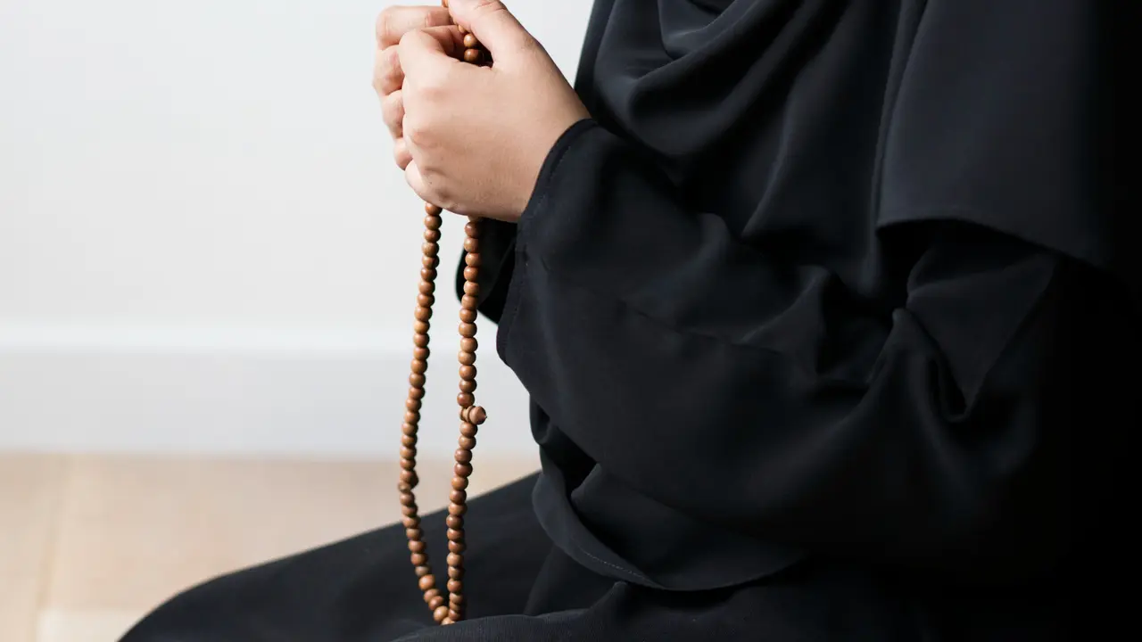 Seorang Wanita Sedang Berdzikir