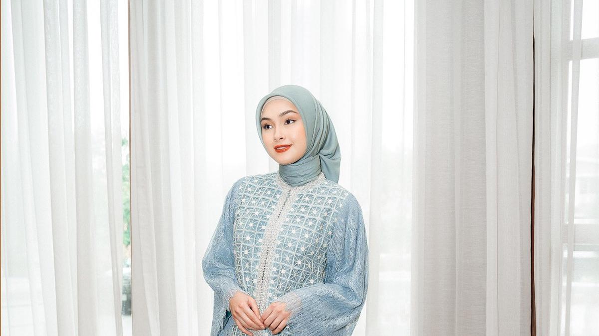 8 Gaya Hijaber Modis dengan Slit Tunik Kasual, Simpel Anti Ribet untuk Dipakai Sehari-hari