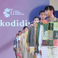 Kolaborasi dengan Cita Tenun Indonesia bersama tiga brand lokal. [Adrian/Fimela]
