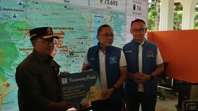 Menteri Perdagangan atau Mendag Zulkifli Hasan menyambangi dan menemui pengungsi gempa bumi Cianjur, Jawa Barat, Minggu, (27/11/2022).