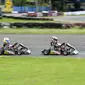 Sergio Noor saat berada di depan Adrian Hassan pada balapan Rotax Max Challenge di Sirkuit Sentul, Minggu (17/4/2016) (Istimewa/Liputan6.com)