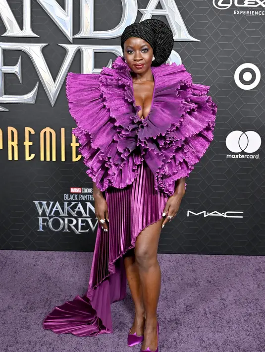 Danai Gurira mengenakan gaun rancangan Robert Wun. Foto: Vogue.