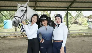 Potret Fuji Belajar Berkuda Bareng Hanum Mega & Bella Shofie