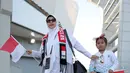 Seorang suporter wanita Indonesia bersama sang anak tiba di stadion sebelum dimulainya laga kedua Grup D Piala Asia 2023 antara Timnas Indonesia menghadapi Vietnam di Abdullah Bin Khalifa Stadium, Doha, Qatar, Jumat (19/1/2024). (AFP/Karim Jaafar)