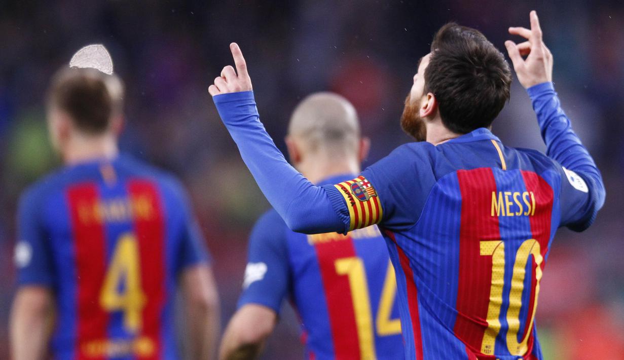 Bintang Barcelona, Lionel Messi, merayakan gol yang dicetaknya ke gawang Osasuna  pada laga La Liga di Stadion Camp Nou, Barcelona, Rabu (26/4/2017). Barcelona menang 7-1 atas Osasuna. (AP/Manu Fernandez)