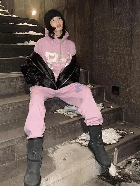 <p>Tampil seperti Lisa dengan hoodie dan training pink, semakin stunning mengenakan jaket kulitnya.</p>