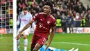 Penyerang Bayern Munchen Kingsley Coman merayakan gol yang dicetaknya ke gawang Red Bull Salzburg dalam leg pertama 16 besar Liga Champions di Red Bull Arena, Kamis dini hari WIB (17/2/2022). Bayern Munchen meraih hasil imbang 1-1 saat bertandang ke markas RB Salzburg. (KERSTIN JOENSSON/AFP)