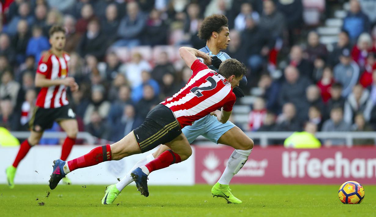 Pemain Manchester City, Leroy Sane (kanan) berusaha mengambil bola dari kejaran pemain Sunderland, Billy Jones (kiri) pada lanjutan Premier League di Stadium of Light, Sunderland, (5/3/2017). Manchester City menang 2-0.  (Owen Humphreys/PA via AP)