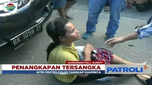 Suaminya ditangkap polisi karena diduga edarkan narkoba, wanita ini marah dan mengamuk di tengah jalan.