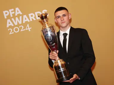 Phil Foden sukses menyabet penghargaan pemain terbaik versi Asosiasi Pesepakbola Profesional (PFA) untuk musim 2023/2024. (AFP/Darren Staples)