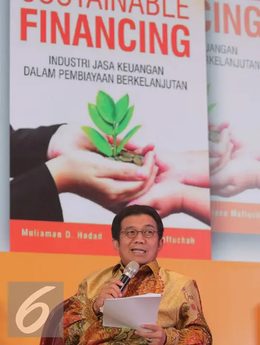 Ketua OJK Muliaman D. Hadad (kanan) saat menjadi pembicara dalam bedah buku "Sustainable Financing" di Jakarta, Jumat (4/12). Buku tersebut menjabarkan konsep dasar praktik-praktik sustainable financing. (Liputan6.com/Angga Yuniar)